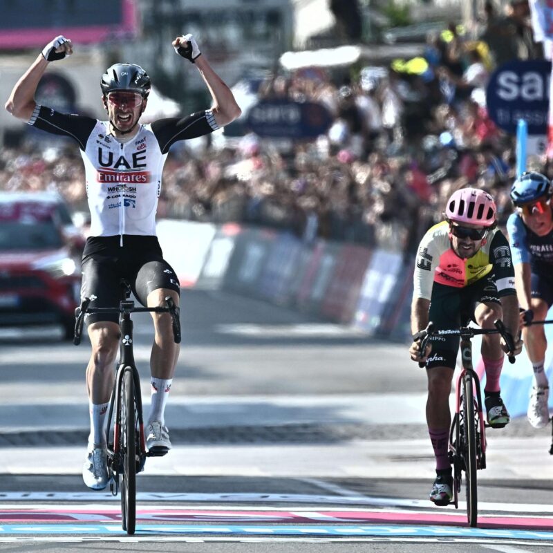 Brandon McNulty taglia il traguardo della 15esima tappa del Giro d'Italia
