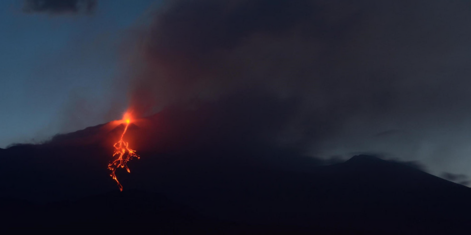 ingv prosegue l eruzione sull etna altre due colate dal vulcano