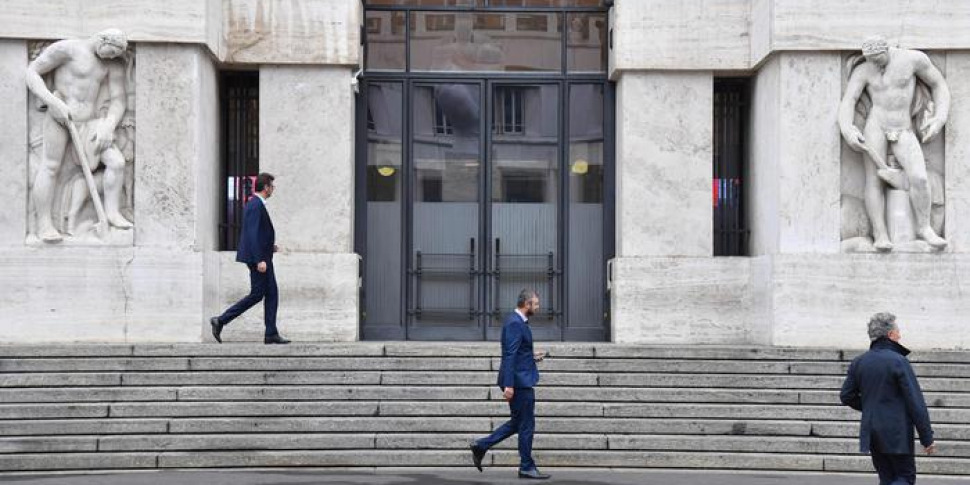 Timori di stagflazione, Borse europee giù con i future Usa: Milano perde l
