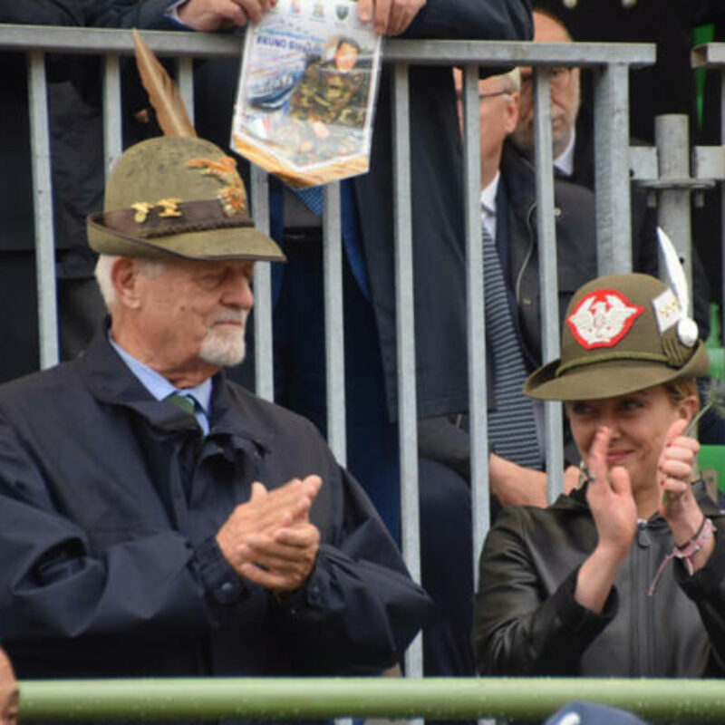 La presidente del Consiglio Giorgia Meloni durante la sfilata delle penne nere, momento clou della 94/a adunata nazionale degli Alpini, Udine, 14 maggio 2023. ANSA/MASSIMILIANO RAMPONI