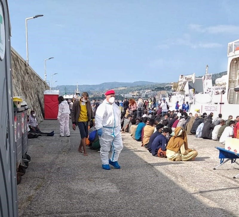 Migranti al porto di Reggio (foto d'archivio)