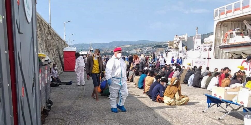 Reggio è Arrivata Al Porto La Nave Dattilo Con A Bordo 454 Migranti