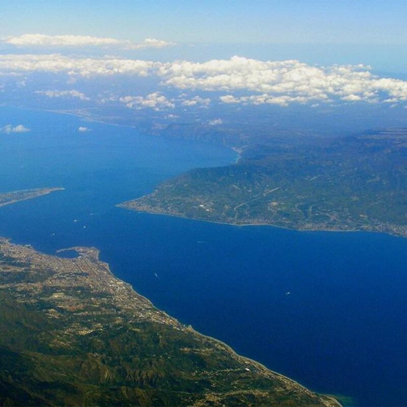 Lo stretto di Messina, in una immagine di archivio.