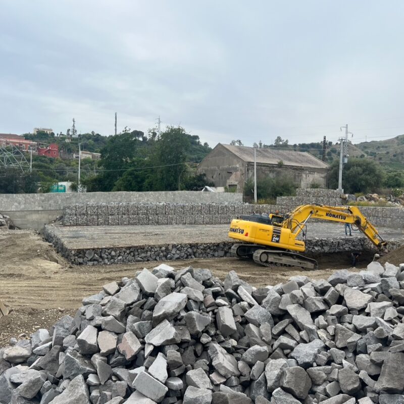 I lavori di messa in sicurezza in corso nel torrente Sciglio