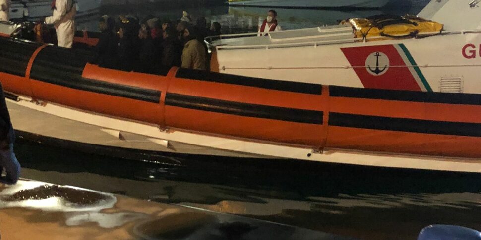 Traffico di migranti, tre egiziani fermati per il trasporto di 187 migranti tra Reggio Calabria e Roccella Traffico di migranti, tre egiziani fermati per il trasporto di 187 migranti tra Reggio Calabria e Roccella