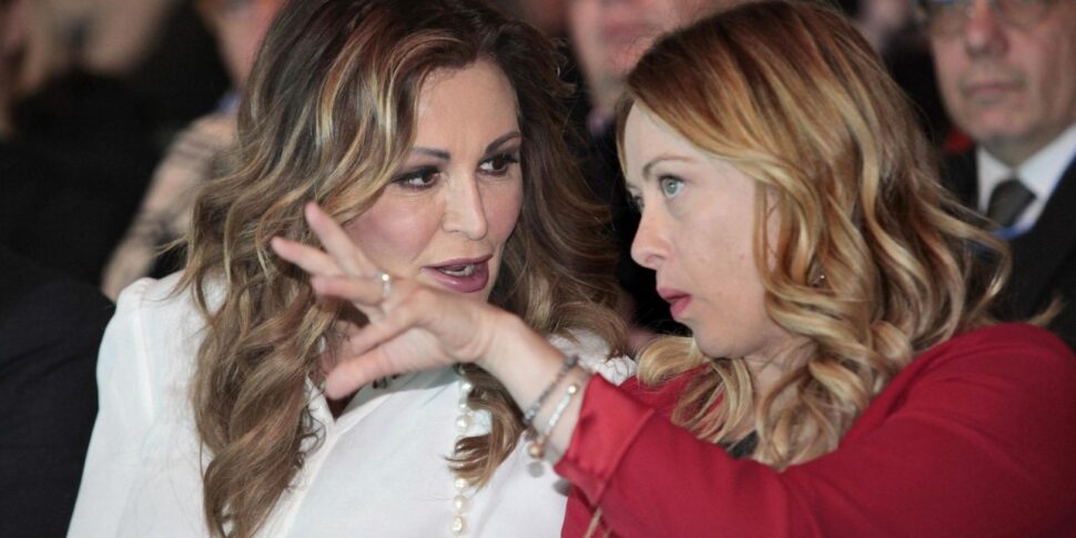 https://assets.gazzettadelsud.it/2023/06/Daniela-Santanche-e-Giorgia-Meloni-970x485.jpg