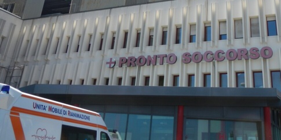 sparatoria nel catanese due giovani feriti si indaga sulla dinamica