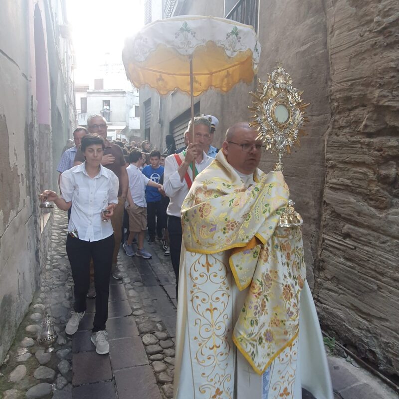 Don Matteo Giacobbe durante la processione del “Corpus Domini”