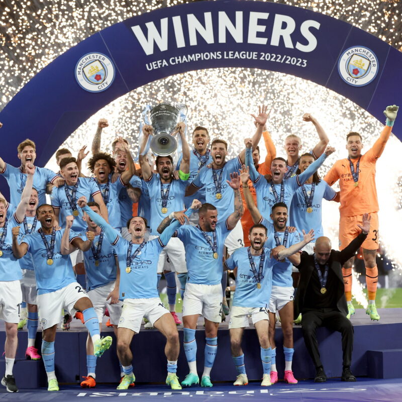 epa10684387 Manchester City captain Ilkay Guendogan raises the trophny among his teammates after winning the UEFA Champions League Final soccer match between Manchester City and Inter Milan, in Istanbul, Turkey, 10 June 2023. EPA/TOLGA BOZOGLU