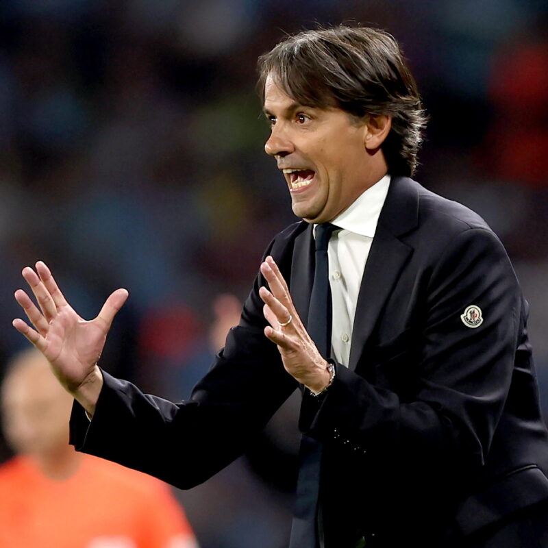 epa10684212 Inter head coach Simone Inzaghi gestures on the touchline during the UEFA Champions League Final soccer match between Manchester City and Inter Milan, in Istanbul, Turkey, 10 June 2023. EPA/TOLGA BOZOGLU