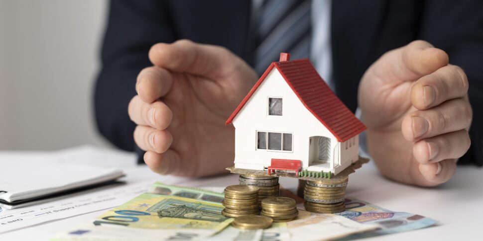 Acquisto casa,  7% di compravendite nel 2023, crollano i mutui ( 26%)
