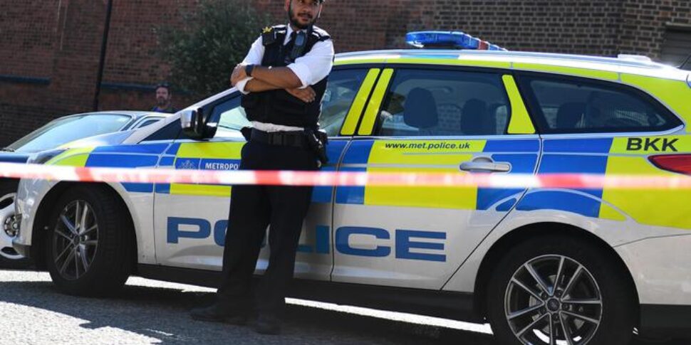 Accoltellano diversi passeggeri su un treno: due arrestati in Gran Bretagna Accoltellano diversi passeggeri su un treno: due arrestati in Gran Bretagna