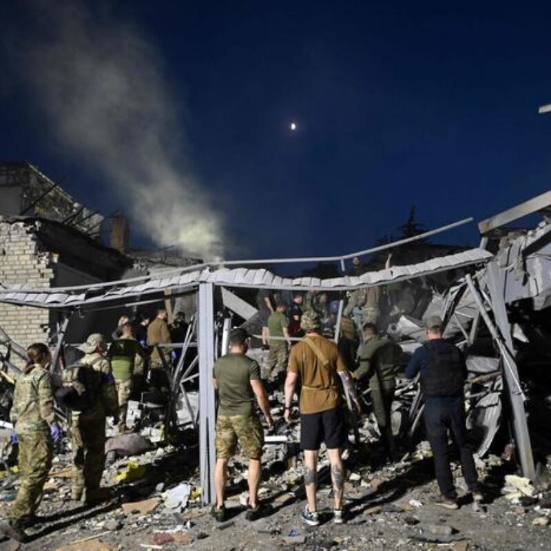 Rescuers and volunteers work to rescue people from under the rubble after Russian missile strike hit a restaurant and several houses in Kramatorsk, eastern Ukraine, on June 27, 2023. (Photo by Genya SAVILOV / AFP)