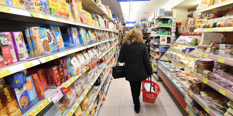 Decine di furti agli anziani nei supermercati: come non farsi fregare dalla tecnica della "monetina"