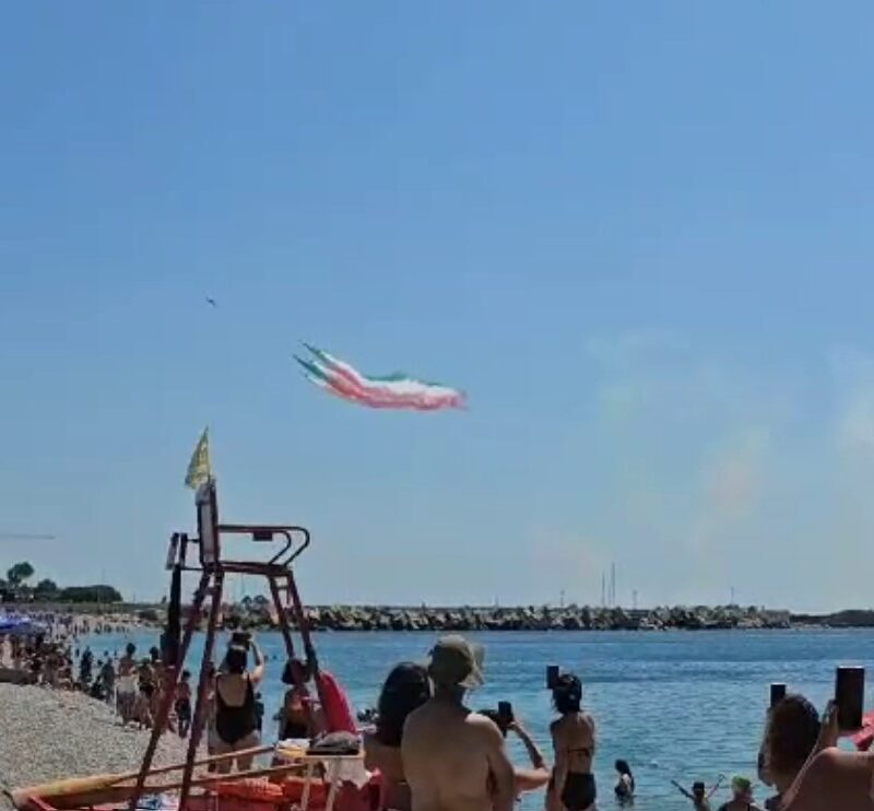 Catanzaro si ferma per ammirare il passaggio delle Frecce tricolori. Quanto entusiasmo sul litorale!
