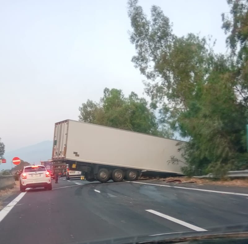 Paura sulla Messina-Catania, scontro tra mezzi pesanti: finiscono nella ...