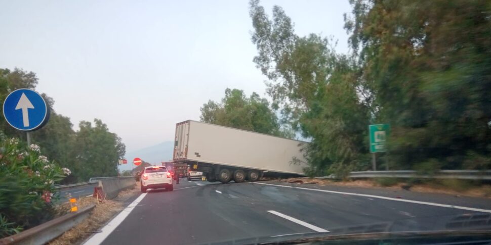 Paura sulla Messina-Catania, scontro tra mezzi pesanti: finiscono nella ...