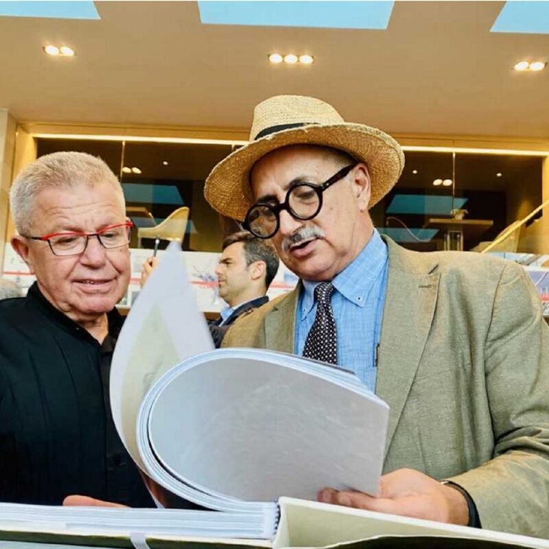 L’archistar Daniel Libeskind insieme al prof Marcello Sèstito, curatore della mostra “Il Ponte e il suo intorno”