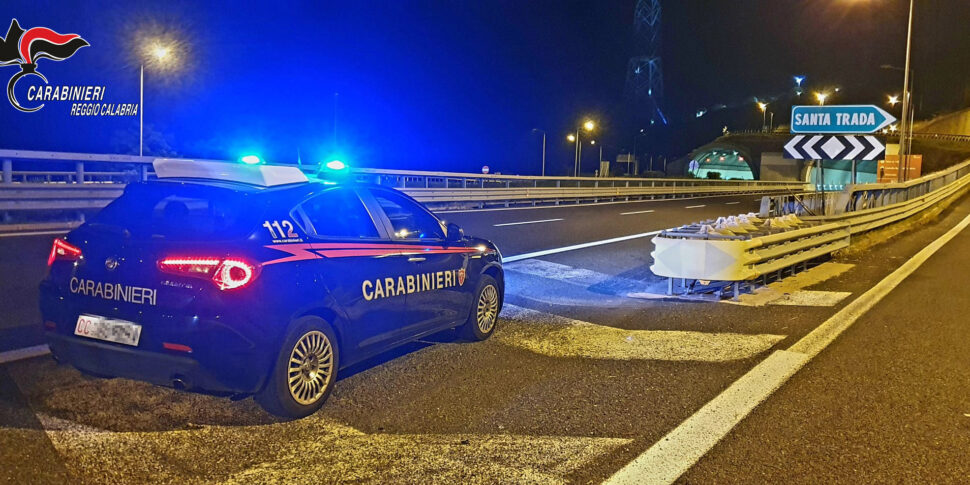 Ruba Un'auto E Per Sfuggire Ai Carabinieri Percorre L'A2 Contromano A ...