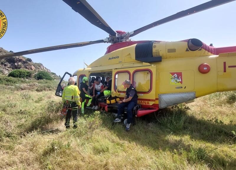 Escursionista in difficoltà ad Alicudi: soccorsa da un elicottero del ...