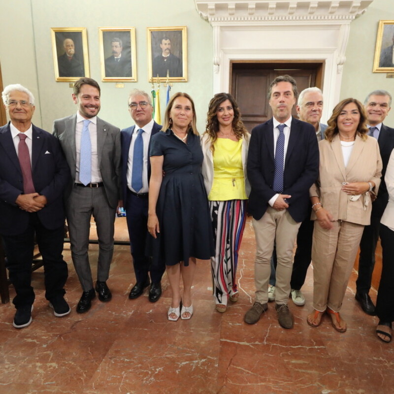 Il sindaco Nicola Fiorita con i suoi assessori nel corso della cerimonia di presentazione della nuova Giunta a Palazzo De Nobili