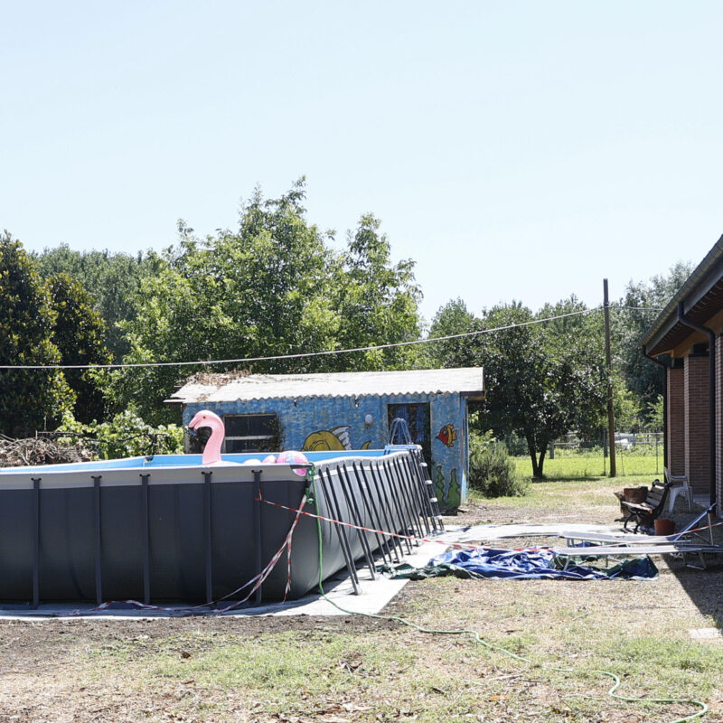La piscina nel giardino della villetta dove ieri sera annegato un bambino di due anni a S.Antonio in Mercadello frazione di Novi di Modena