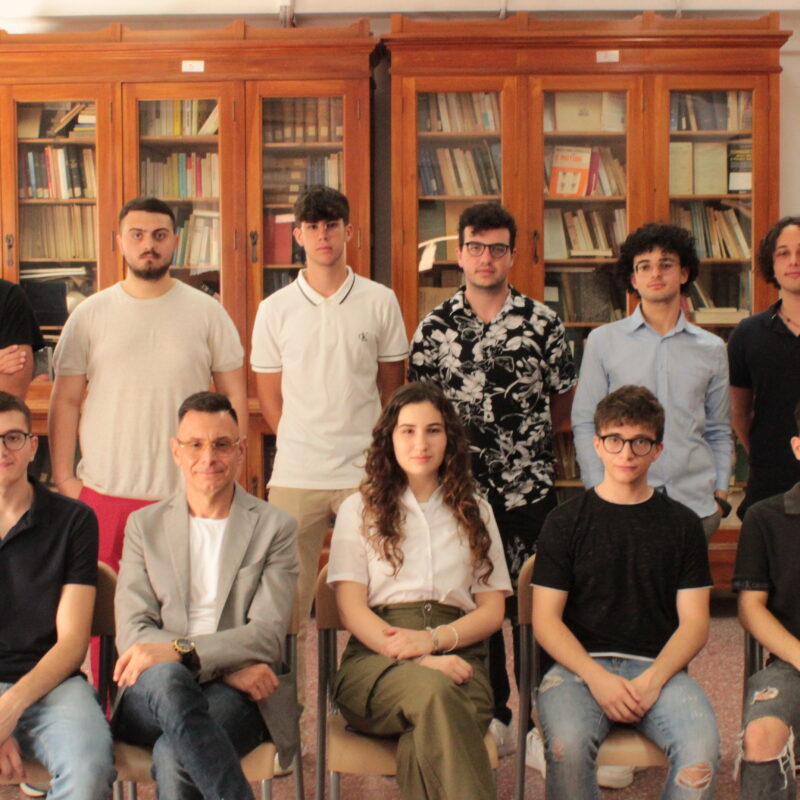 Valerio Saraceno, Giandomenico Salvatore Catalano, Paolo Fraschini, Samuele Gatto, Lorenzo Marco Barreca (serale), Aldo Fiumanò. Seduti: Daniele Nato, Antonino Tortorella (serale), Giulia Montechiarello, Danilo Ligato, Antonio Alati