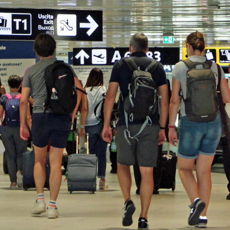 Terminal pieni di turisti in partenza per le vacanze all'aeroporto di Fiumicino in questo primo fine settimana di agosto, con i voli di linea che attualmente risultano regolarmente operativi, 06 agosto 2022.ANSA/TELENEWS