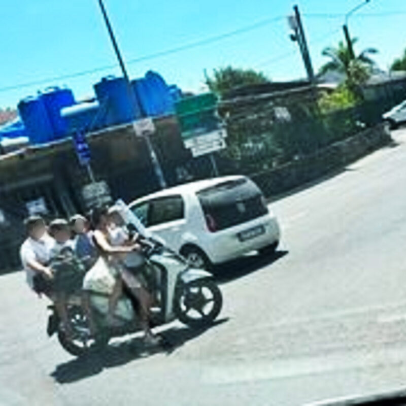 In Sullo Scooter Senza Casco Un Adulto E Bambini Il Record Abituale In Provincia Di