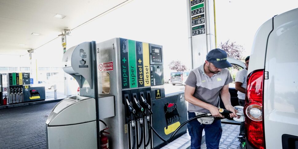 Prosegue la corsa al rialzo dei carburanti: al servito la benzina tocca i 2,4 euro al litro in autostrada