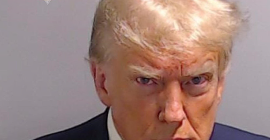 Trump si costituisce ad Atlanta, la foto segnaletica è storica ... Trump si costituisce ad Atlanta, la foto segnaletica è storica ...