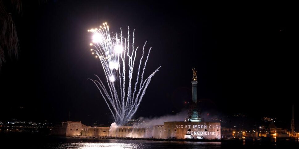I fuochi d'artificio dalla Marina di Nettuno chiudono la Vara 2025 di Messina