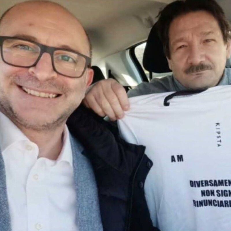 Astutillo Malgioglio mostra orgoglioso la maglia