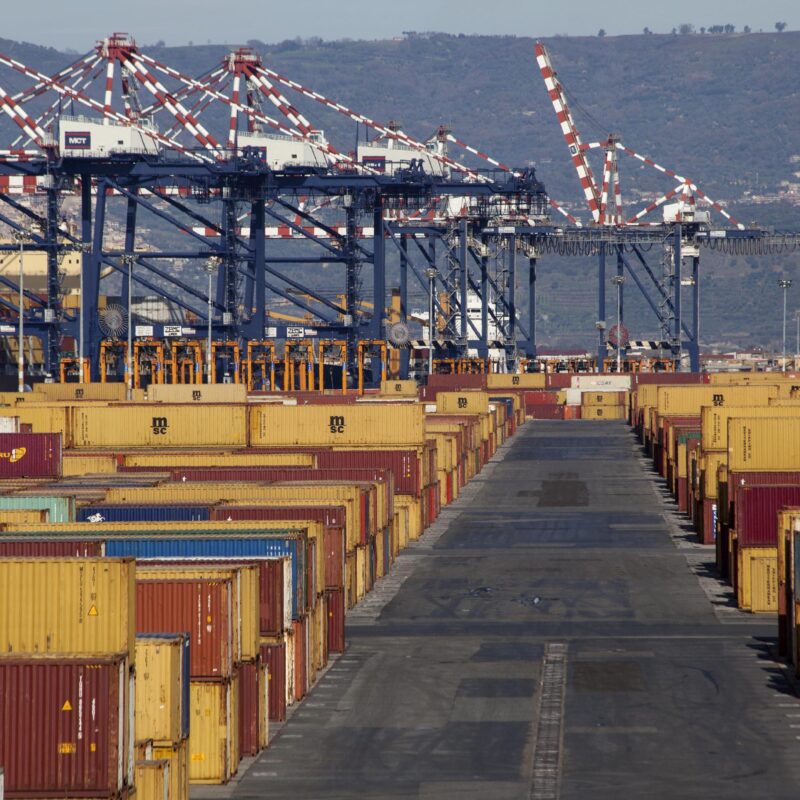 Il porto di Gioia Tauro (Reggio Calabria) con le navi e i container, 17 gennaio 2014. ANSA/ FRANCO CUFARI