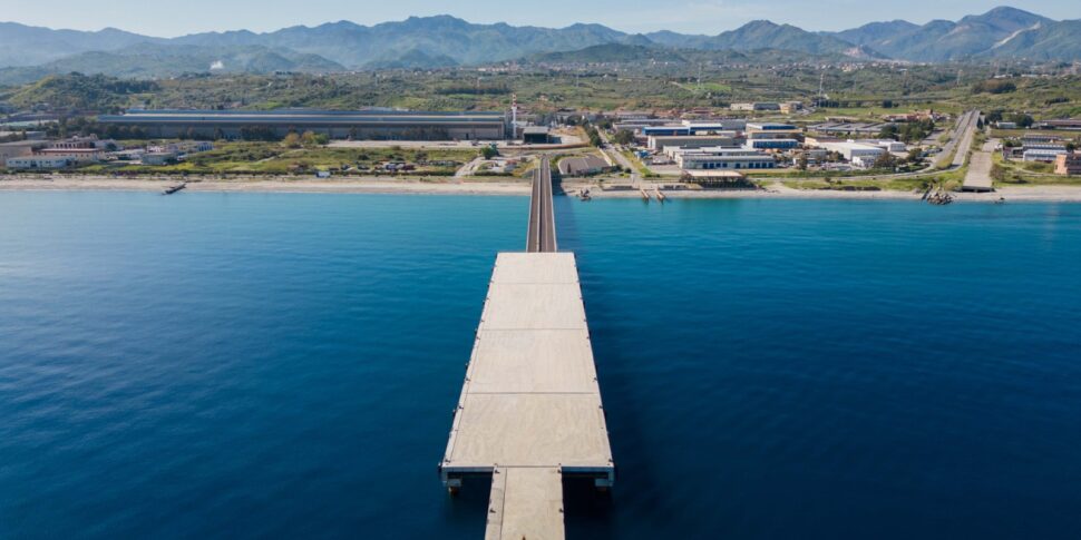 I lavori al pontile di Giammoro: in arrivo la grande gru