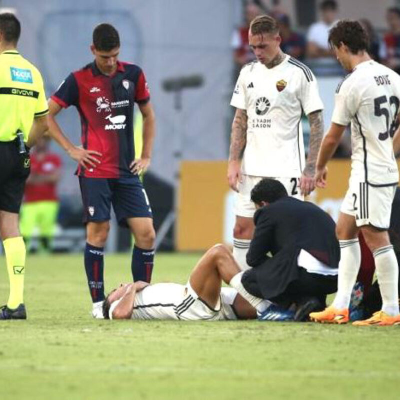 Paulo Dybal a terra dopo l'infortunio al ginocchio durante Cagliari - Roma, 8 ottobre 2023. ANSA/ FABIO MURRU