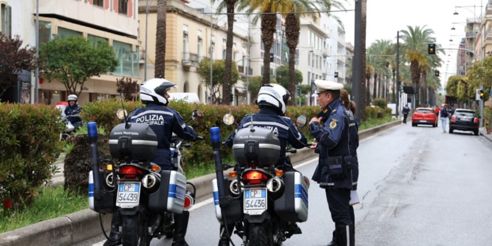 Pochi vigili urbani in strada a Messina e viabilità nel caos: revocate le ferie, agenti richiamati in servizio