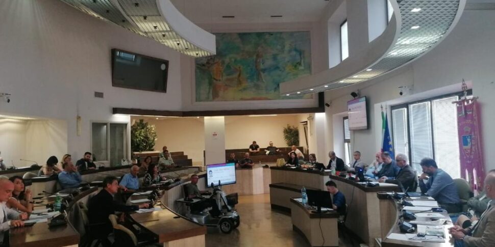 Il Lunedi Pesa Meno On English Meno entrate da Imu e Tassa rifiuti, a Crotone sui conti pesa il futuro