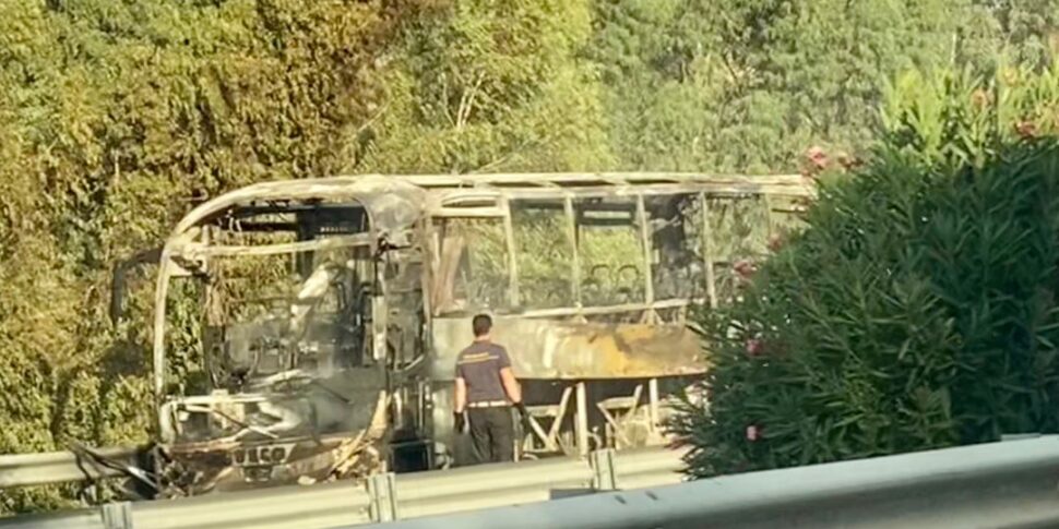 Thailandia, incendio su un autobus che portava studenti e insegnanti in gita scolastica: 25 morti