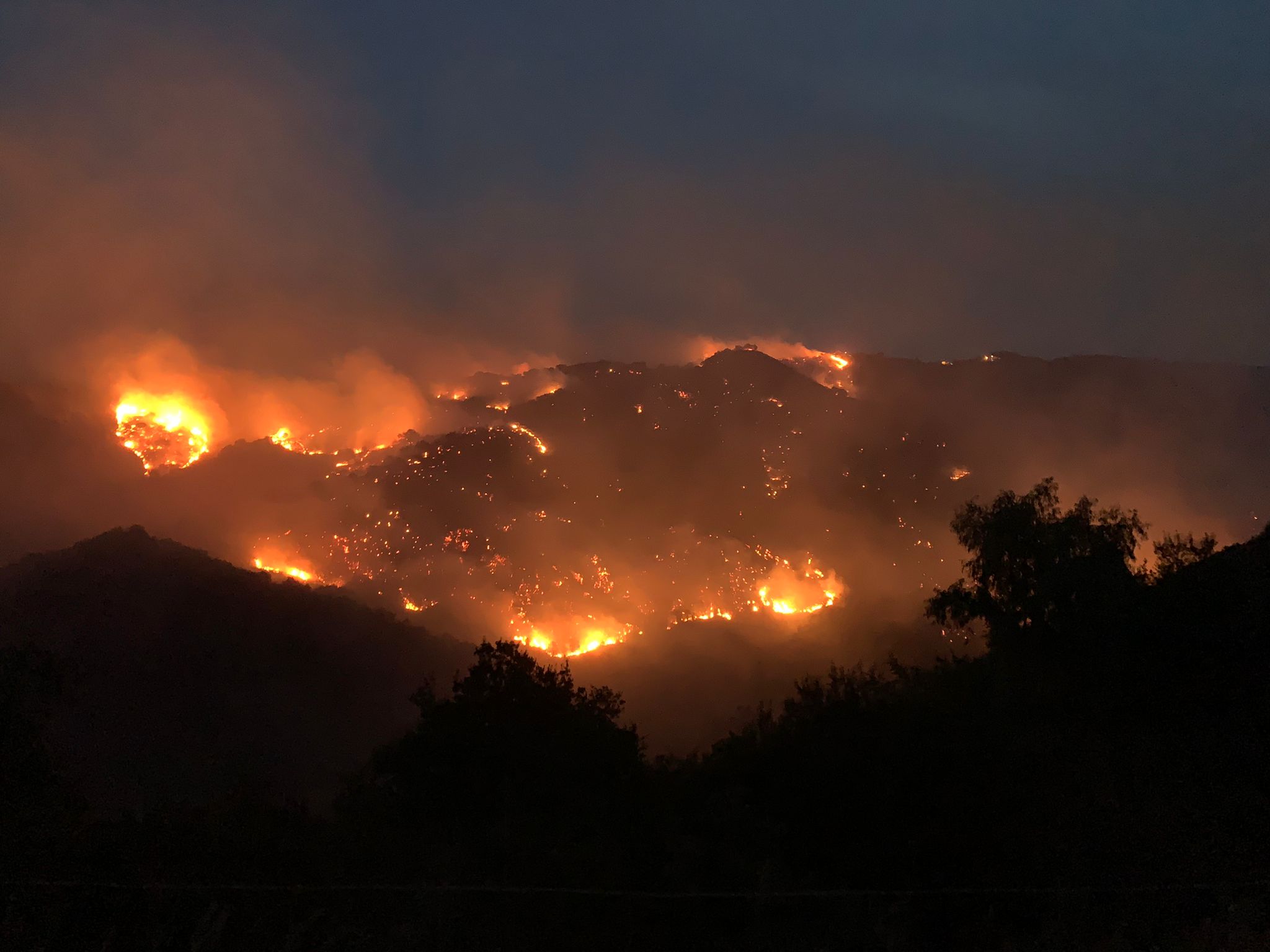 Maregrosso, incendio in una fabbrica: coltre di fumo visibile in tutto il  quartiere