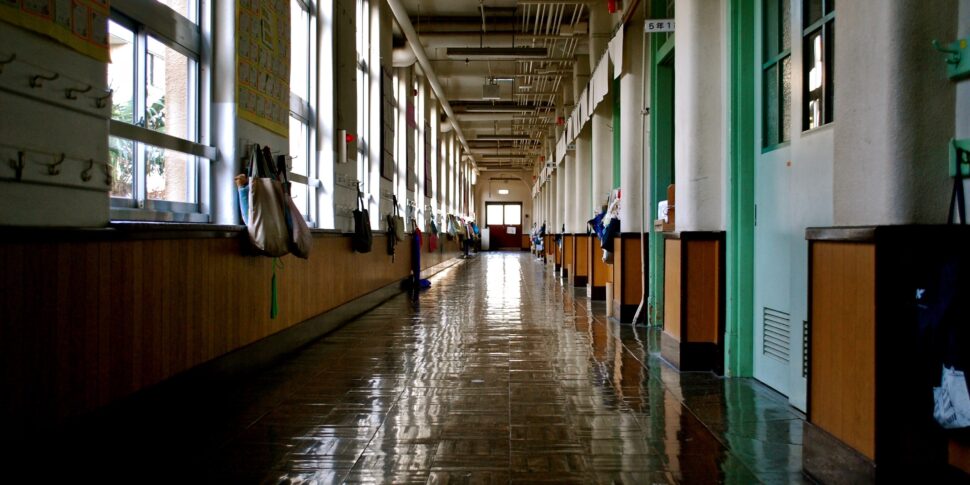 molestie a un alunna in una scuola media di gela la procura chiede il giudizio immediato per un bidello
