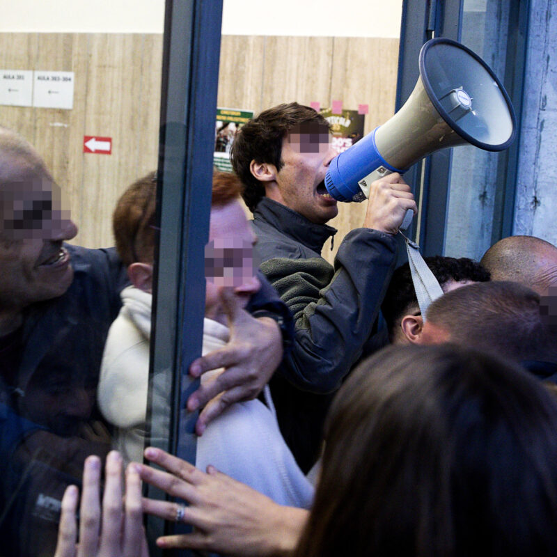 Un momento dell'assemblea pubblica degli studenti all'Universita' La Sapienza 'Sapienza for Palestine: Costringiamo Rettrice e Senato Accademico ad Ascoltarci!', presso il piazzale della facolta' di Scienze Politiche, Roma, 08 novembre 2023. ANSA/ANGELO CARCONI