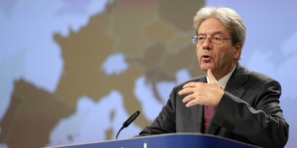 Gentiloni: «La reazione dell’Ue a Trump sia all’altezza». Le decisioni del presidente Usa hanno scosso il mondo