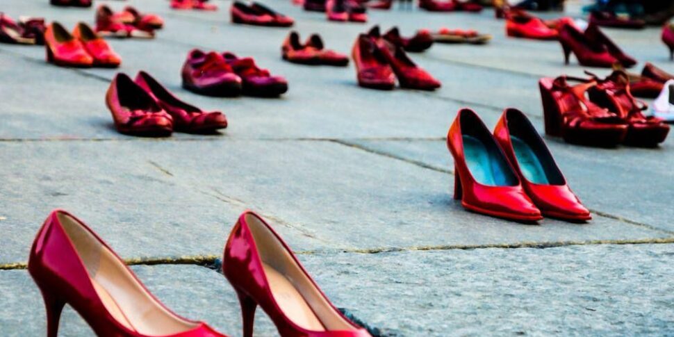 https://assets.gazzettadelsud.it/2023/11/Scarpe-rosse-femminicidi-970x485.jpg