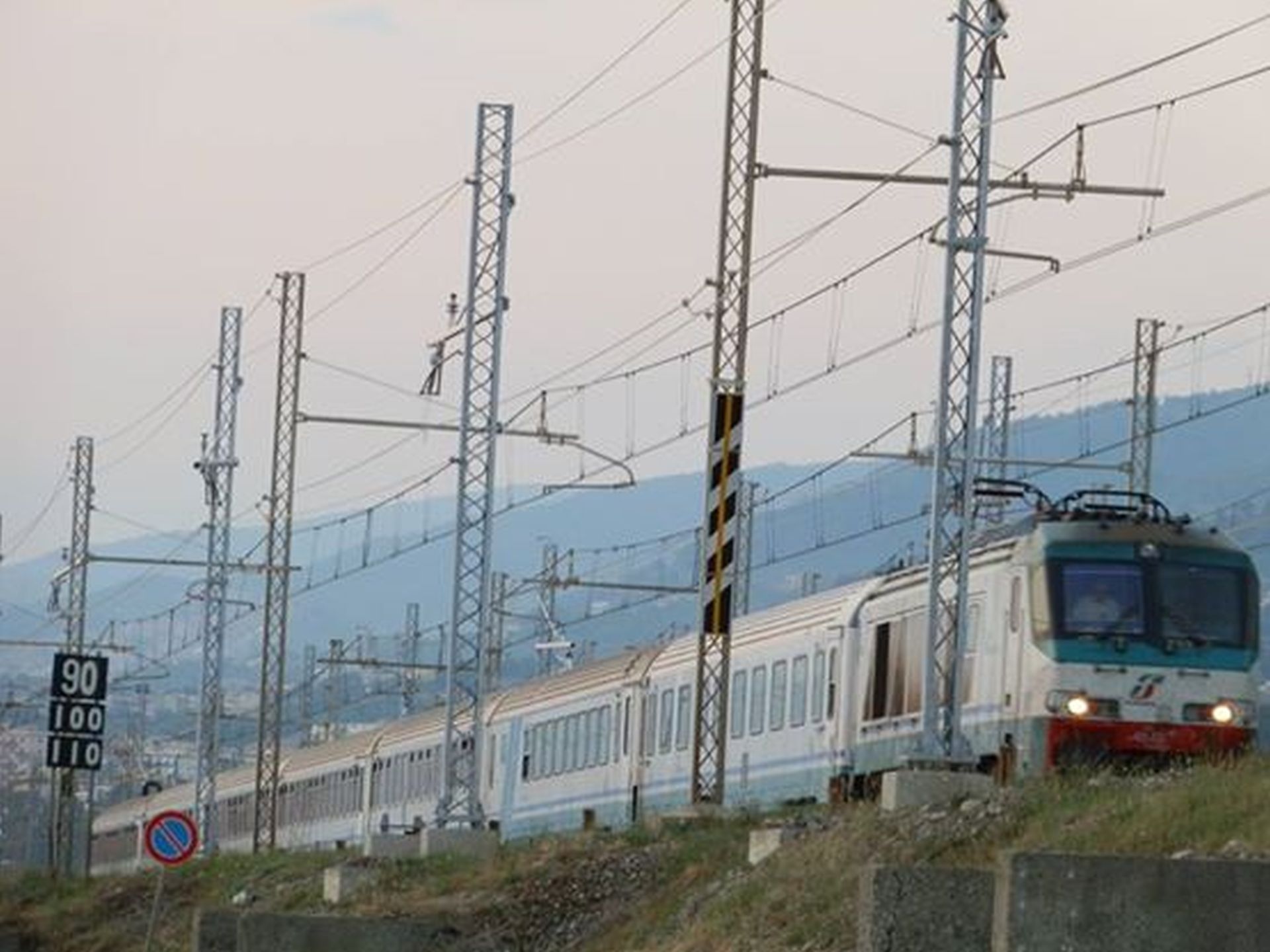 Danni alla rete ferroviaria, treni sospesi su quattro linee in Calabria. Ecco dove si registrano i disagi principali