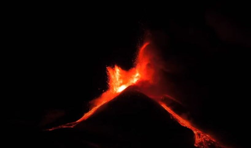 L'Etna è Uno Spettacolo: La Lava è Fuoriuscita Dal Cratere Sudorientale ...