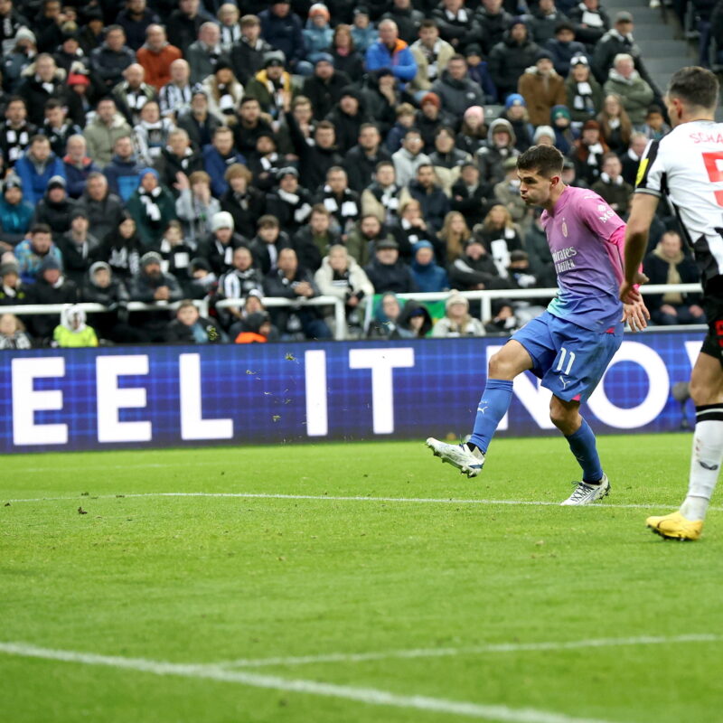 epa11027743 Christian Pulisic of Milan scores the 1-1 during the UEFA Champions League group stage soccer match between Newcastle United and AC Milan, in Newcastle, Britain, 13 December 2023. EPA/ADAM VAUGHAN