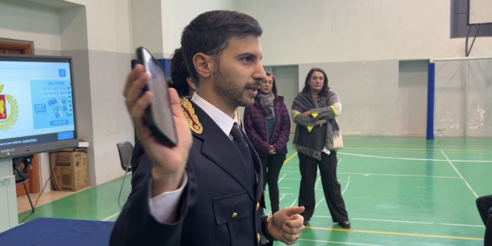 La polizia incontra gli studenti dell'Albino Luciani a Fondo Fucile, un confronto su cyberbullismo e revenge porn