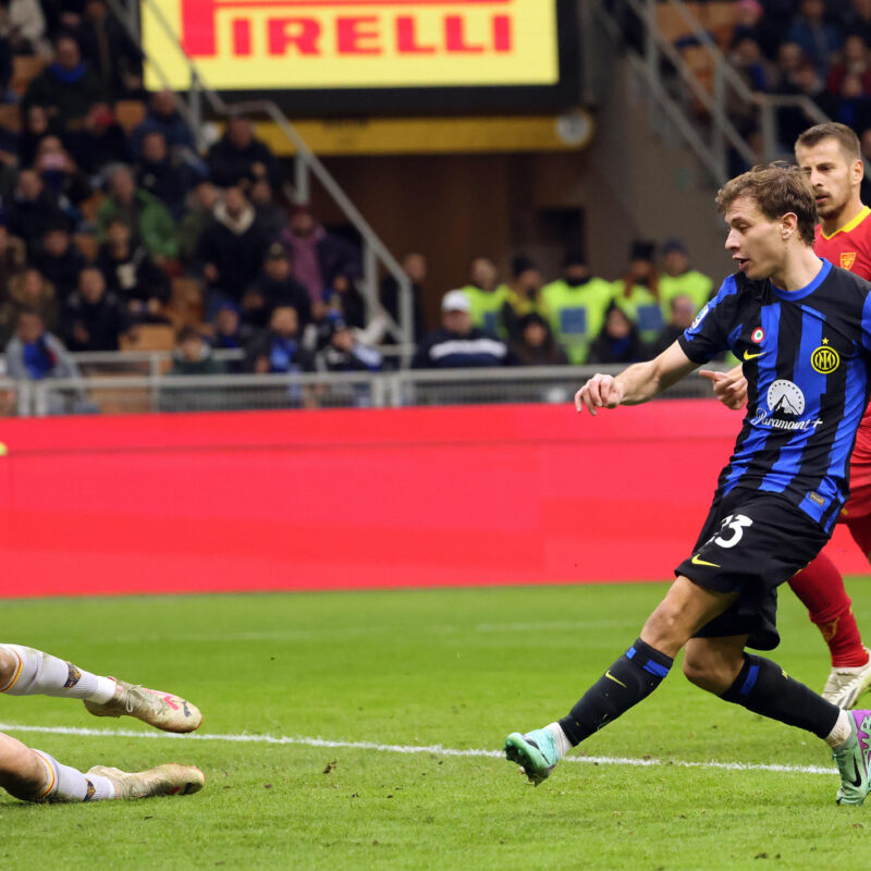 Inter Milans Nicolo Barella (R) scores goal of 2 to 0 against Lecces goalkeeper Wladimiro Falcone during the Italian serie A soccer match between Fc Inter and Lecce Giuseppe Meazza stadium in Milan, 23 December 2023.ANSA / MATTEO BAZZI