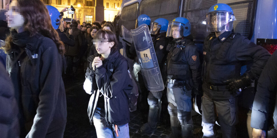 "Non Ci Avete Ascoltato, Bruciamo Tutto", Scontri Tra Studenti E ...